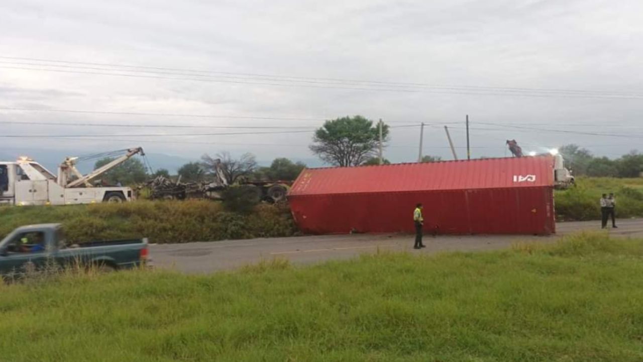 Camioneta intenta rebasar y choca de frente contra tráiler en Victoria-Monterrey