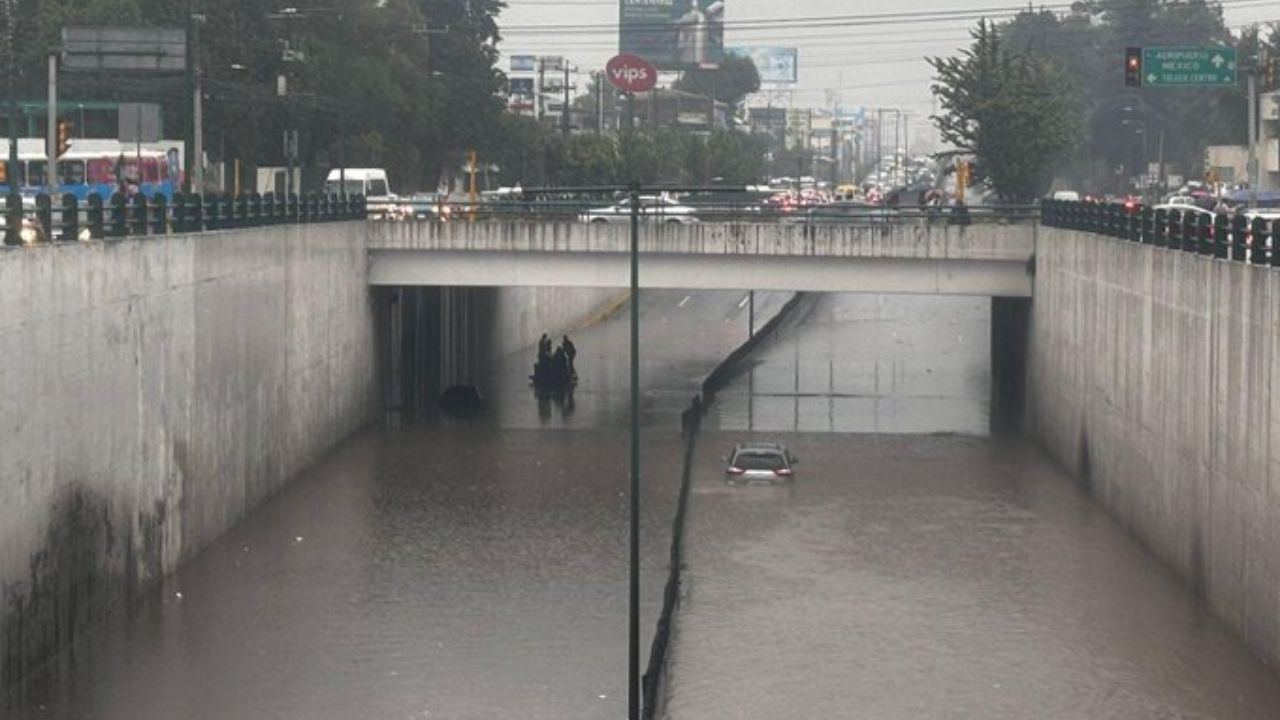 Tormenta paraliza tránsito en Toluca con graves inundaciones