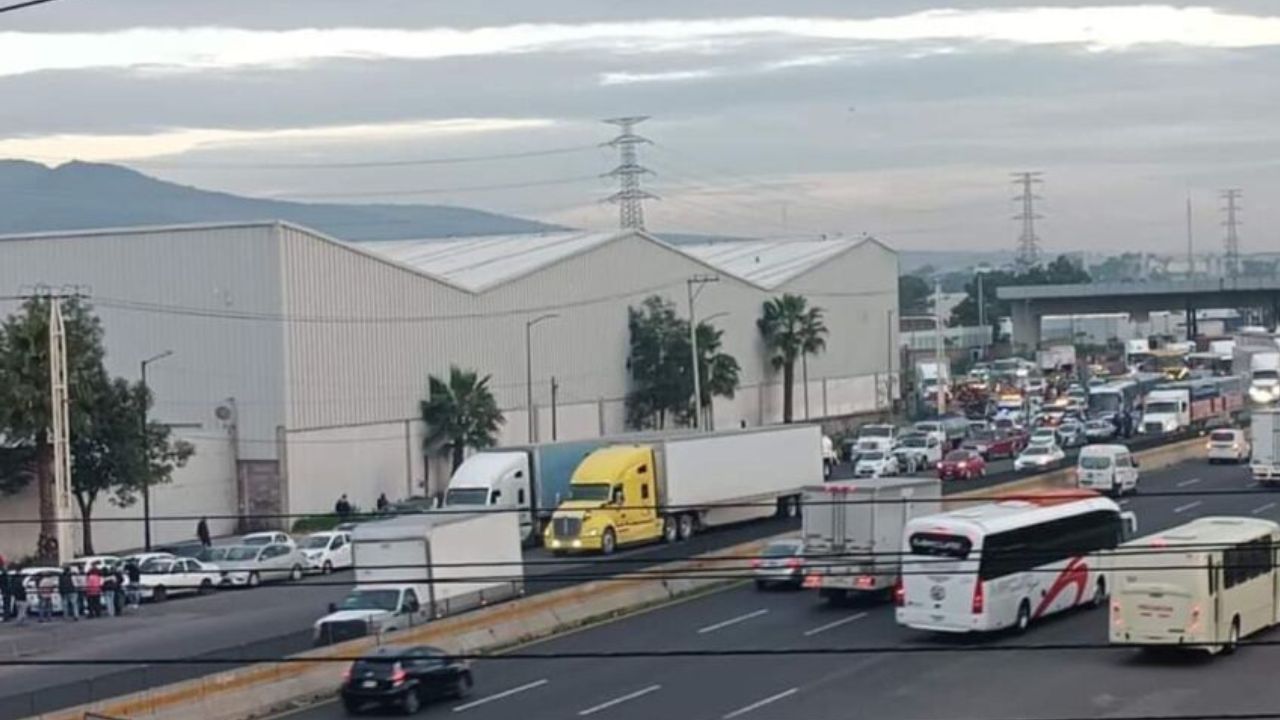 Transportistas provocan caos en la México-Querétaro a la altura de Tepotzotlán