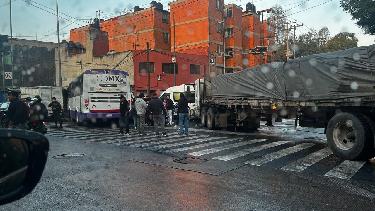 Tráiler impacta contra camión de pasajeros en Circuito Interior; varios lesionados