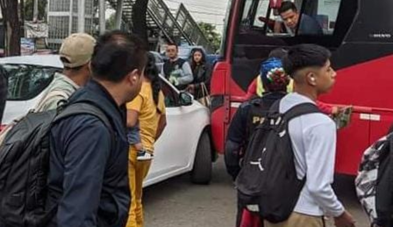 Choca unidad de Metrobús contra vehículo particular en estación el Caminero