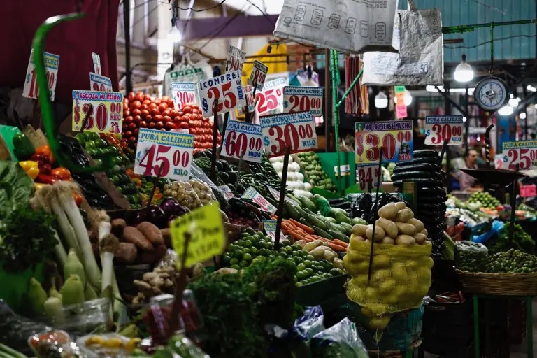 BANXICO VE MEJORAS EN LA INFLACIÓN Y PREVÉ MAYORES RECORTES A TASAS DE INTERÉS.