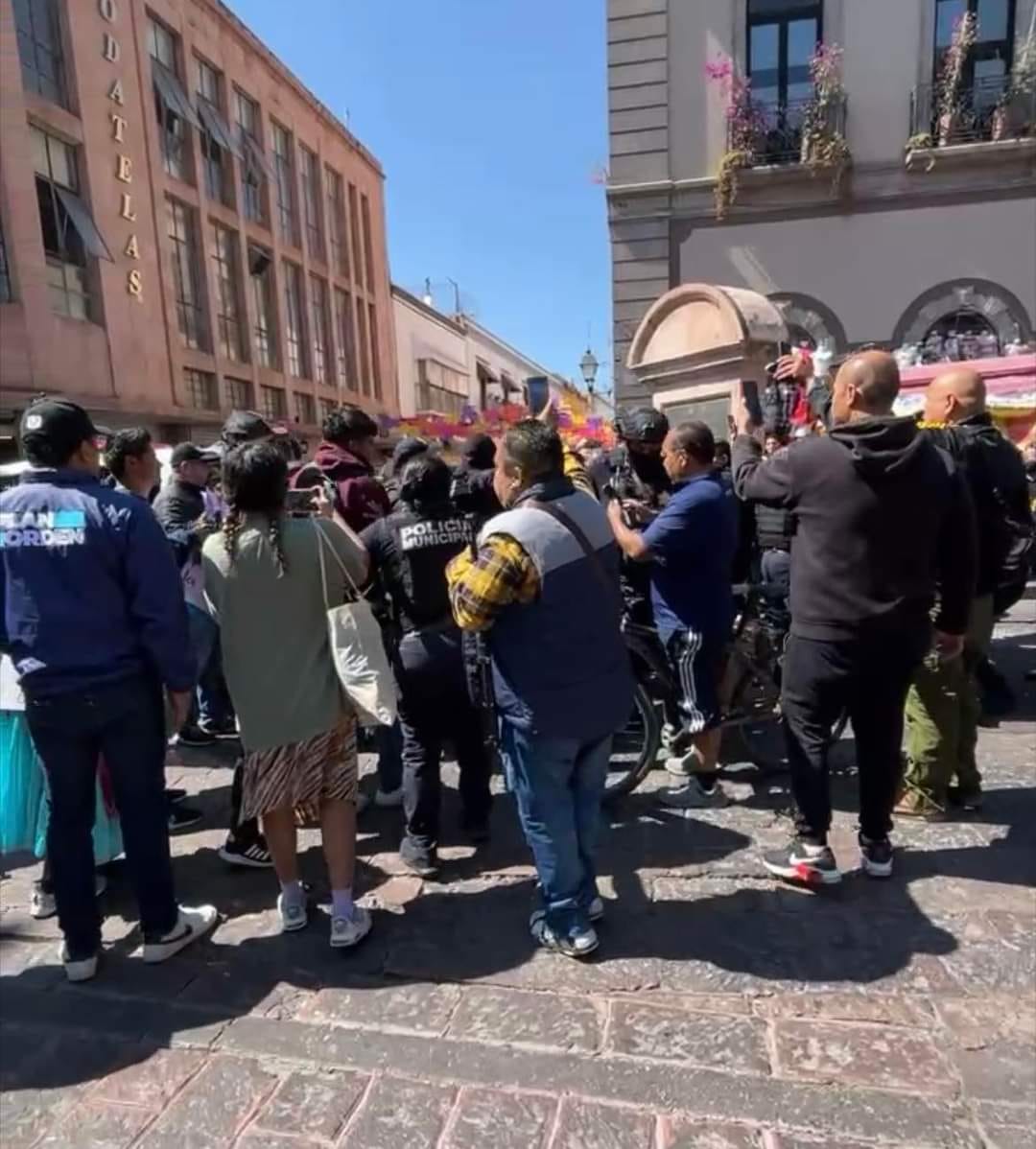 Controversial operativo de desalojo en Querétaro deja detenidos y lesionados.