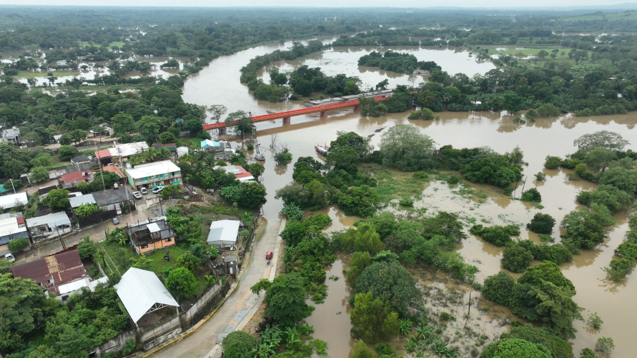 Se desborda río Coatzacoalcos e inunda 51 comunidades de Veracruz