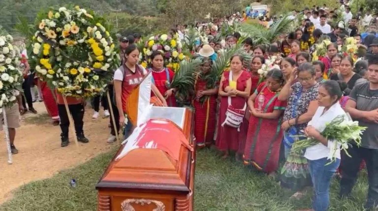 RINDEN HOMENAJE A RIGOBERTO MARTÍNEZ: NIÑOS TRÍQUIS LANZAN BALONES AL AIRE