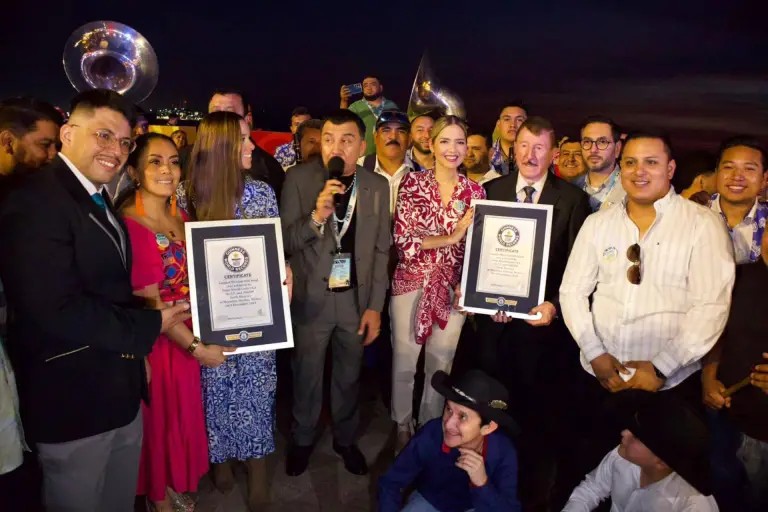 MAZATLÁN HACE HISTORIA CON RÉCORD GUINNESS DE LA BANDA FOLCLÓRICA MÁS GRANDE DEL MUNDO