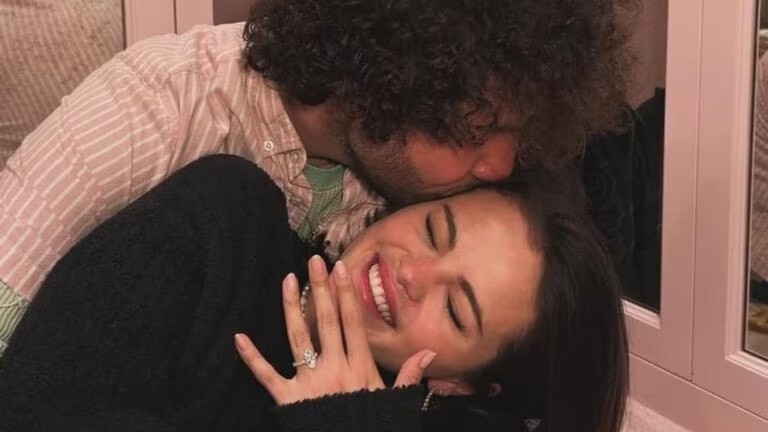 SELENA GÓMEZ SE COMPROMETE CON BENNY BLANCO Y ENAMORA A SUS SEGUIDORES