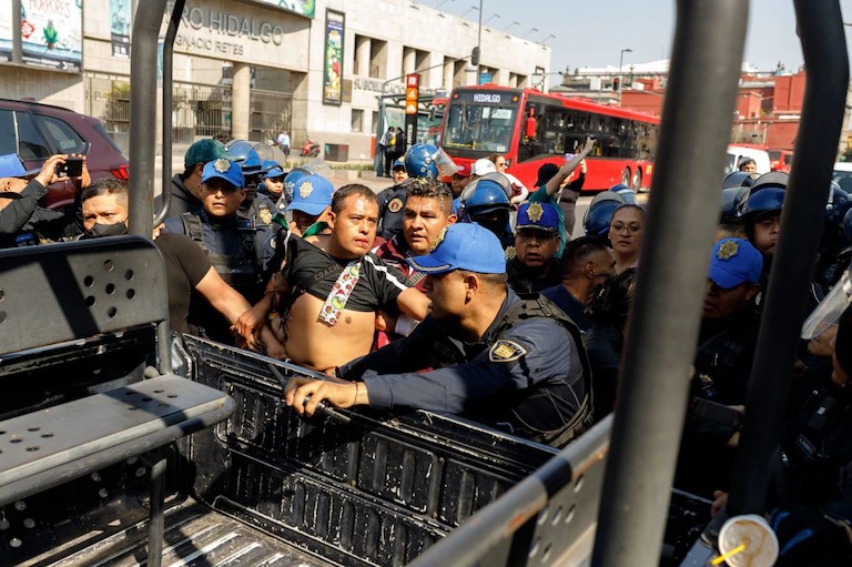 ALAMEDA CENTRAL VUELVE A SER ESCENARIO DE CONFLICTO ENTRE POLICÍAS Y VENDEDORES