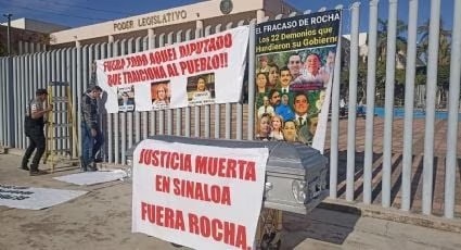 CIUDADANOS IRRUMPEN EN CONGRESO DE SINALOA CON ATAÚD EN PROTESTA CONTRA LA VIOLENCIA