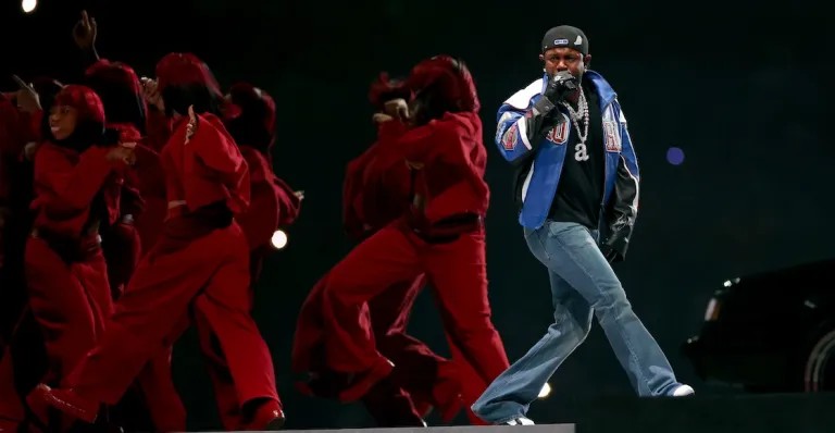 KENDRICK LAMAR Y LA MODA: SIMBOLISMO EN EL MEDIO TIEMPO DEL SUPER BOWL