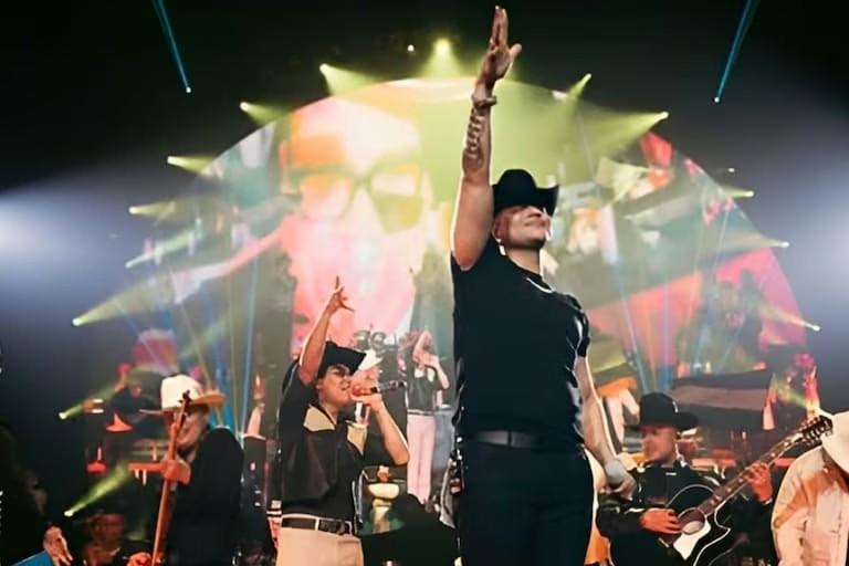 GRUPO FIRME ENFRENTA ABUCHEOS POR NO CANTAR NARCO CORRIDOS EN AGUASCALIENTES.