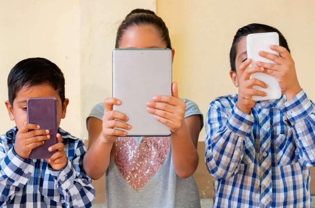 PANTALLAS Y NIÑOS: EL RIESGO INVISIBLE QUE  PROVOCA ANSIEDAD Y AGRESIVIDAD