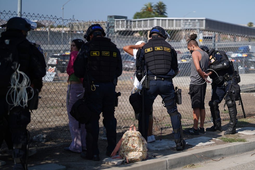 RESPONDE TRUMP CON REDADAS MIGRATORIAS MASIVAS AL NO KINGS DAY