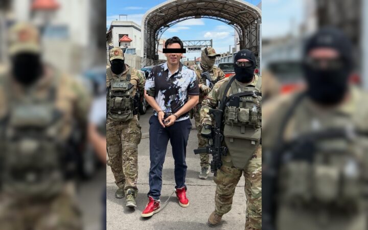 Con cadena en pies: así llegó Chávez Jr.