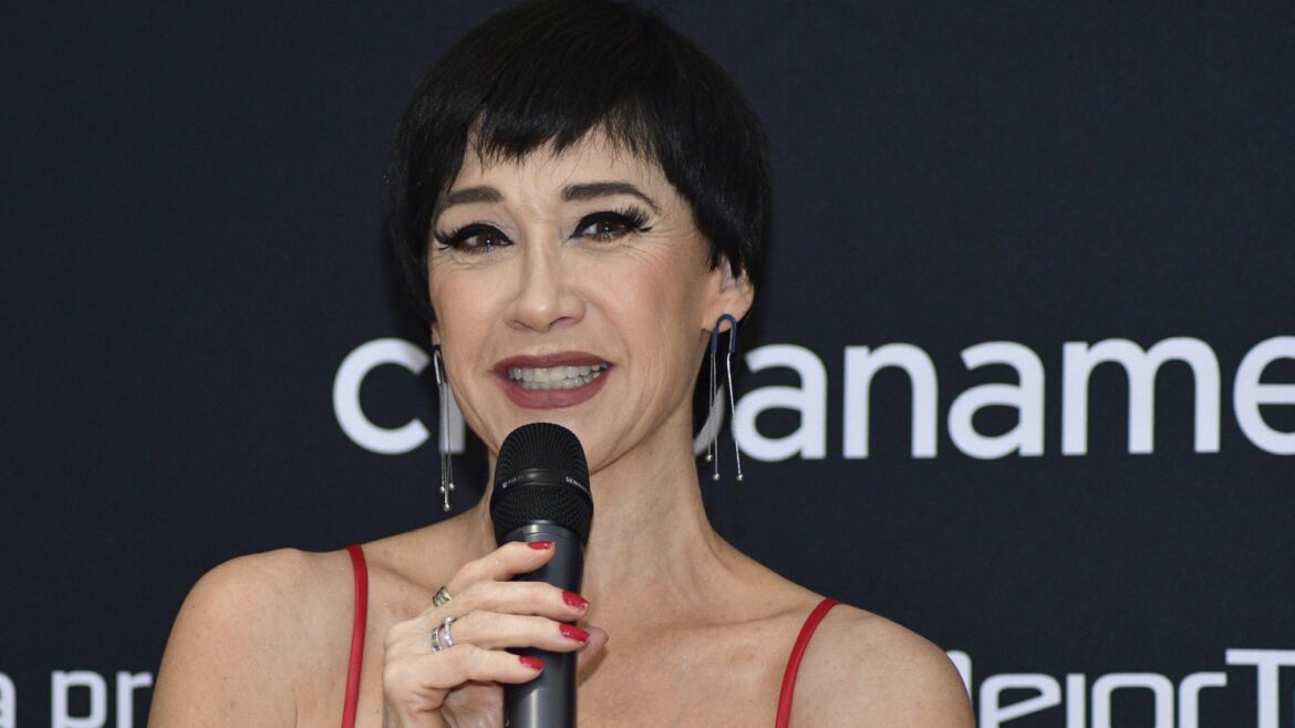 Abucheos a Susana Zabaleta en el AICM detonan su denuncia de misoginia y reavivan el pleito con los espectáculos