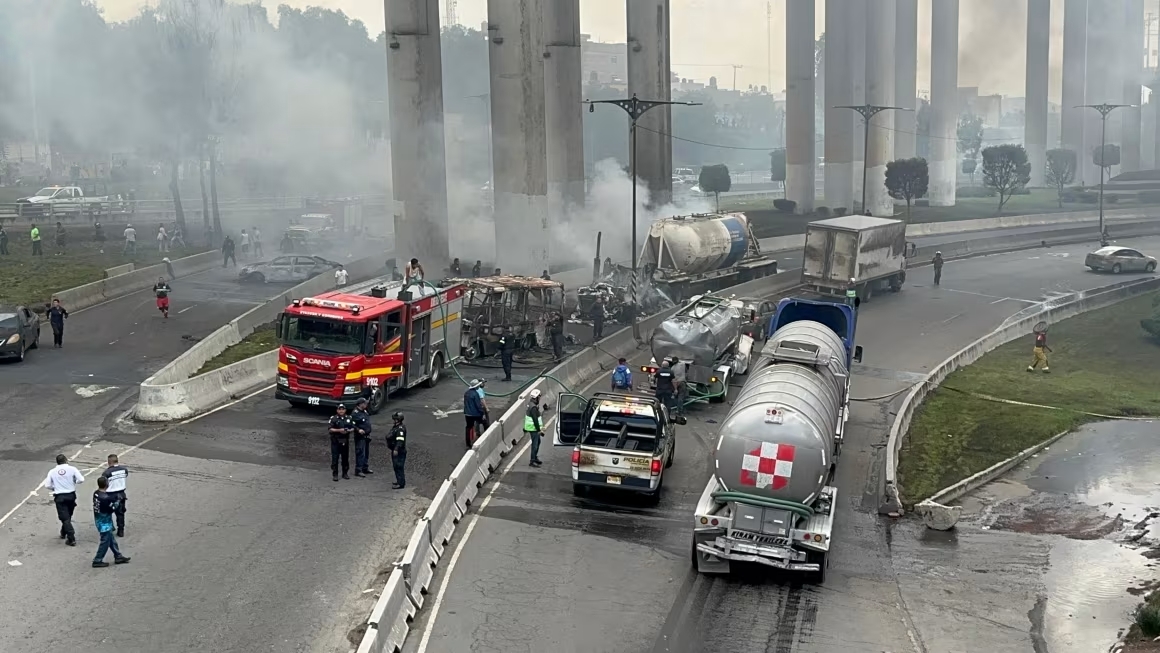 Estallido en Iztapalapa: pipa de gas explota bajo el Puente de la Concordia; al menos 3 muertos y 70 heridos