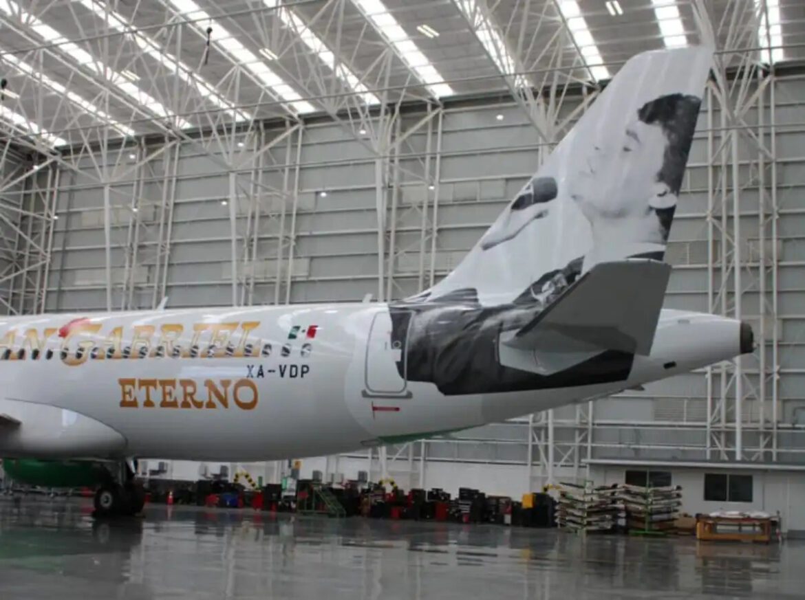 Juan Gabriel “despega” de nuevo: Viva presenta un segundo avión con su imagen y la leyenda “Eterno”