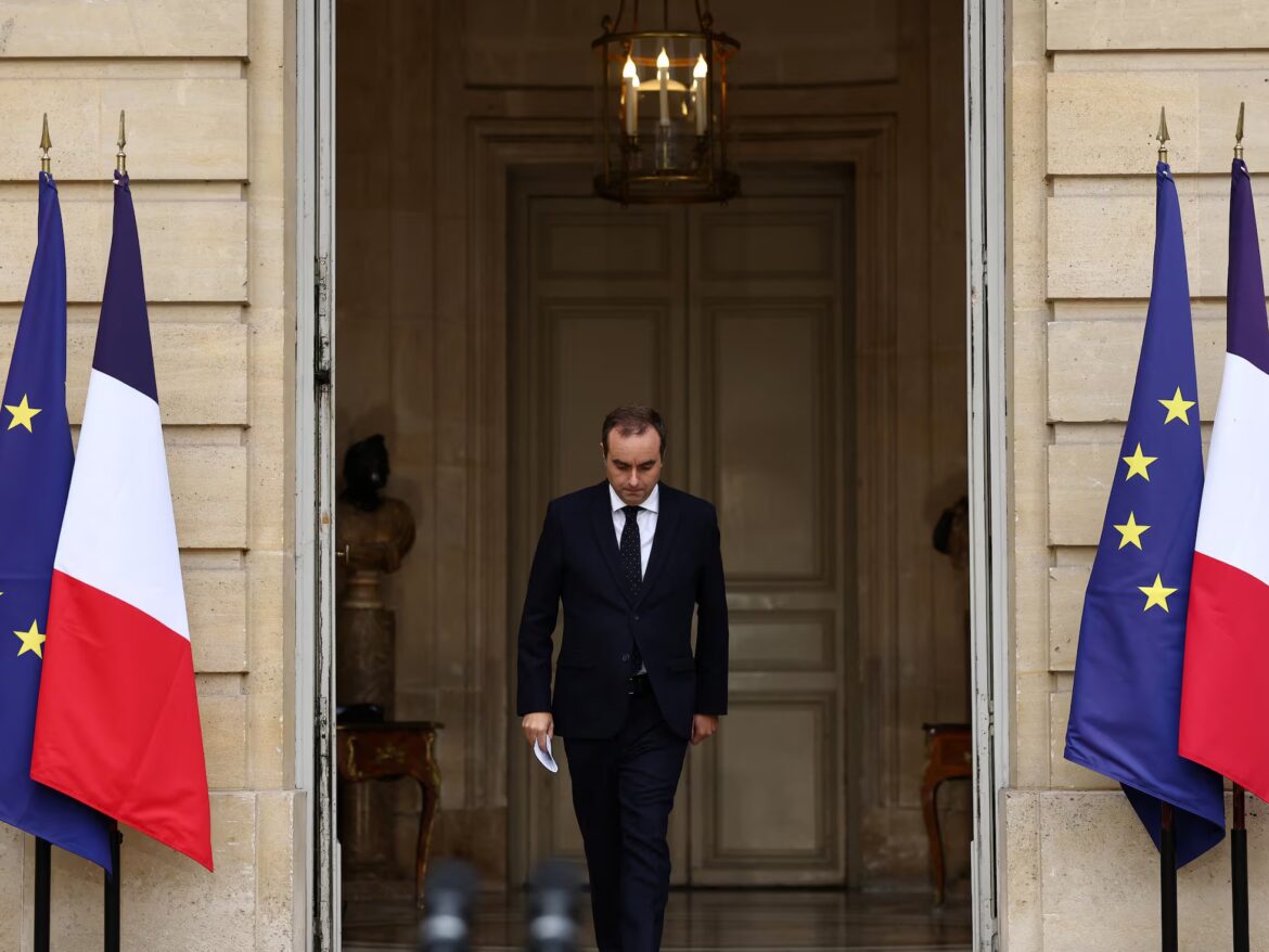 Dimite el primer ministro de Francia; Macron lo retiene 48 horas