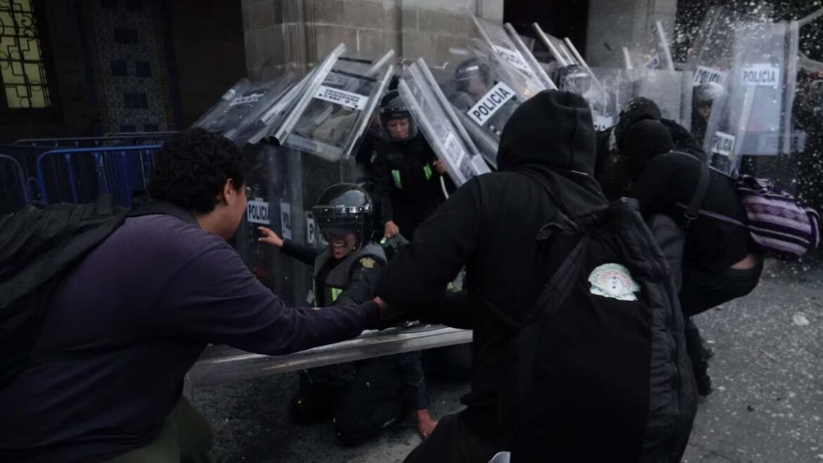 Policías de CDMX marchan tras agresiones del 2 de octubre