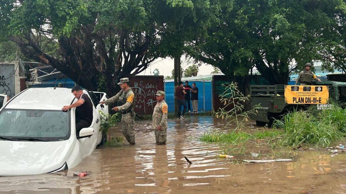 Tormenta Raymond arremete en Puerto Vallarta