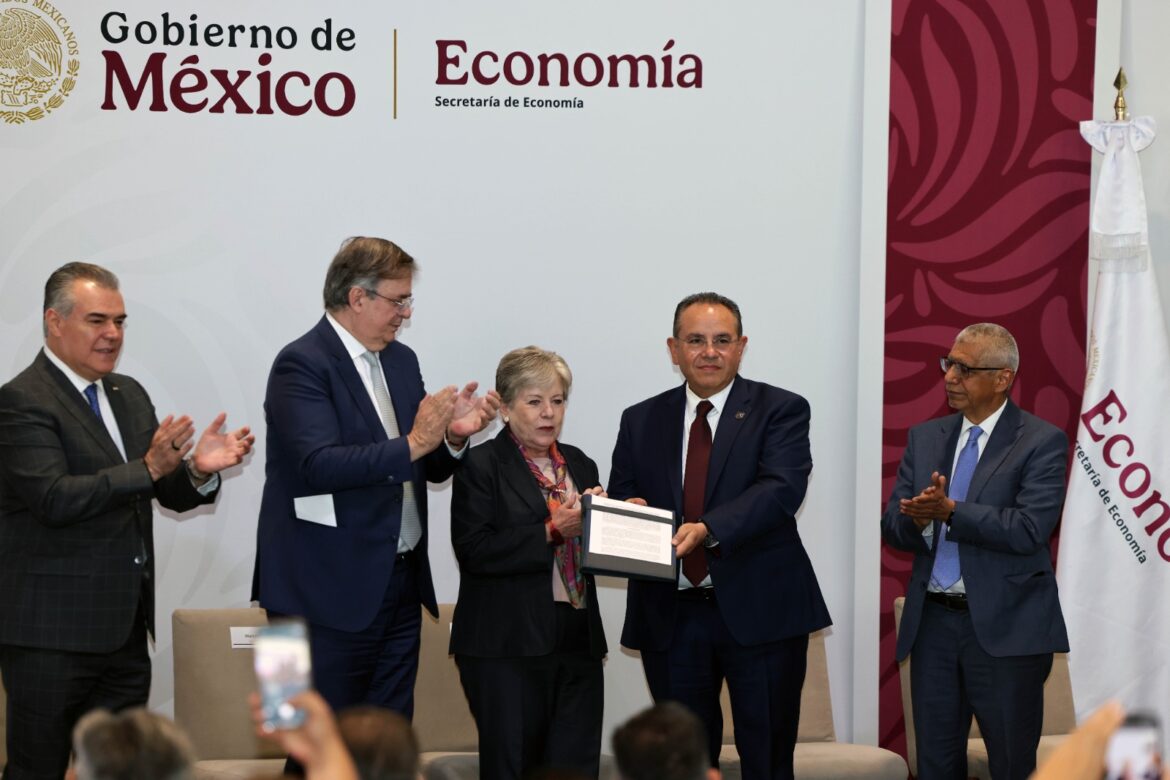 Economía, SEMARNAT y CANACAR lanzan nuevas normas ambientales para importación de vehículos de carga