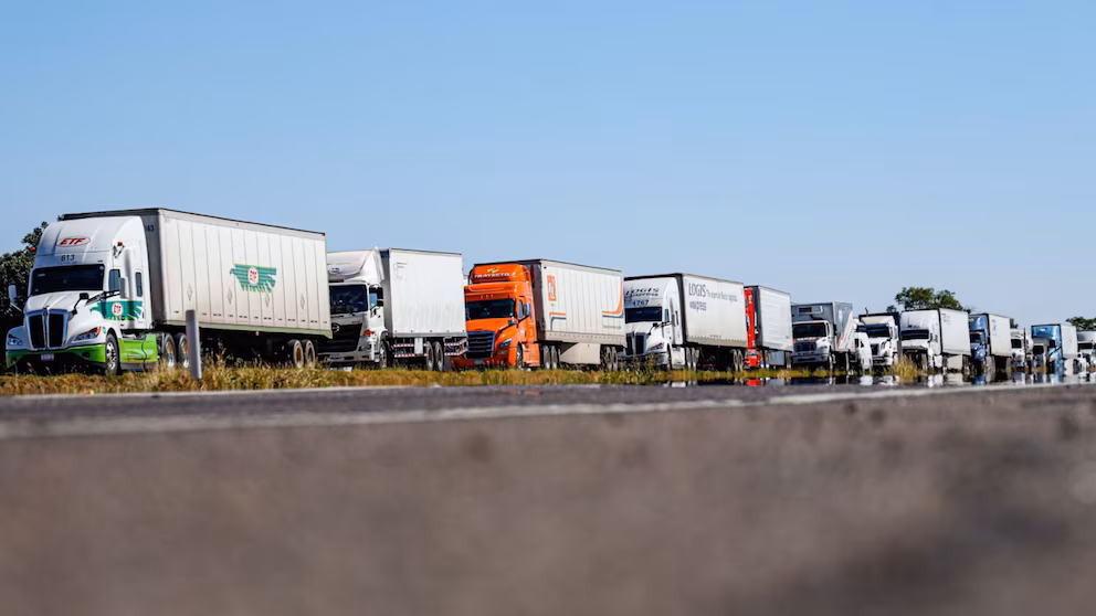 Transportistas levantan bloqueos y acuerdan con Segob mesas de seguridad en carreteras