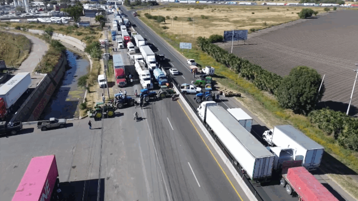 Caos vial en Guanajuato: bloqueos en autopistas por protestas de agricultores, miles varados