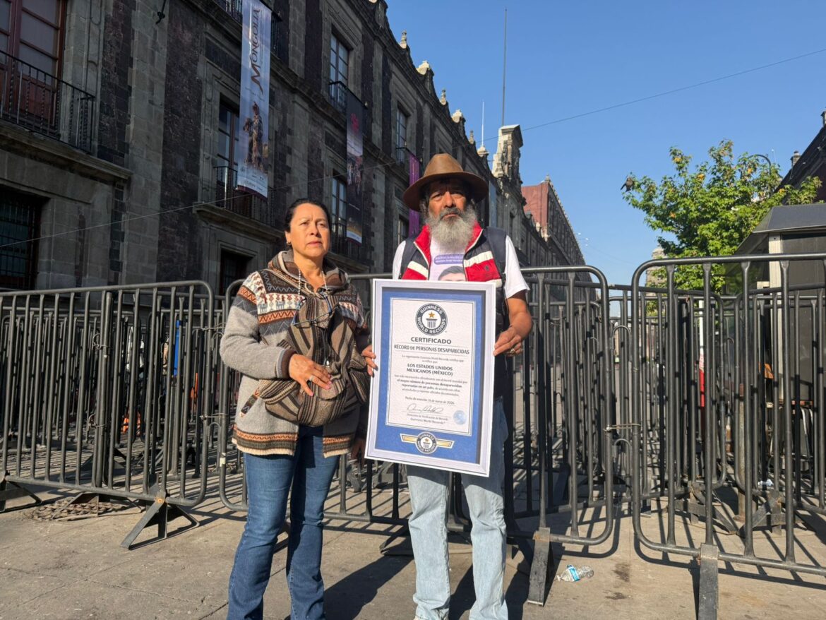 Familiares de desaparecidos entregan réplica simbólica de récord Guinness para exigir audiencia con Sheinbaum