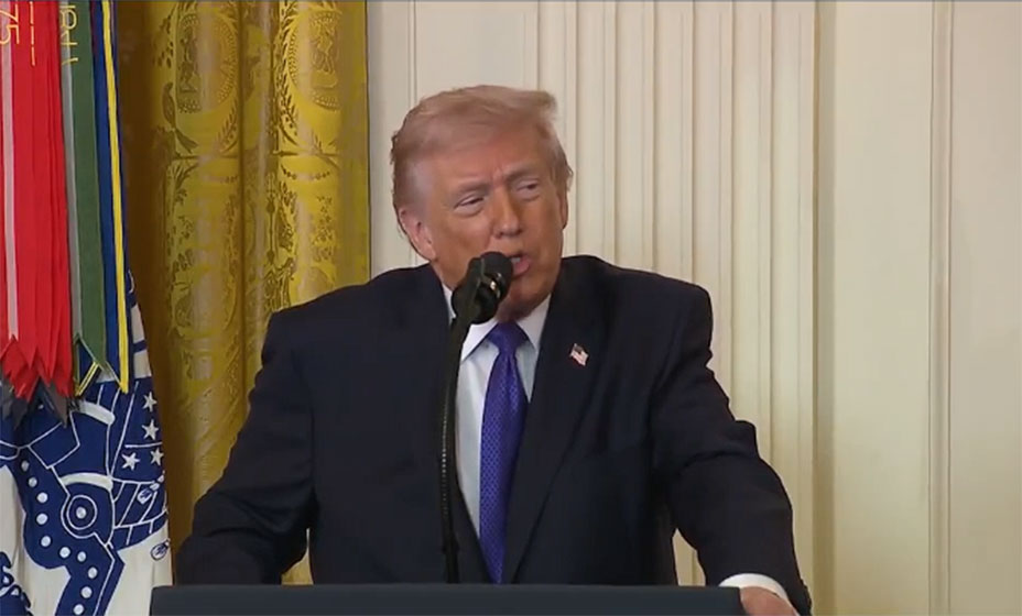 Trump amenaza con desplegar agentes del ICE en aeropuertos por bloqueo presupuestario