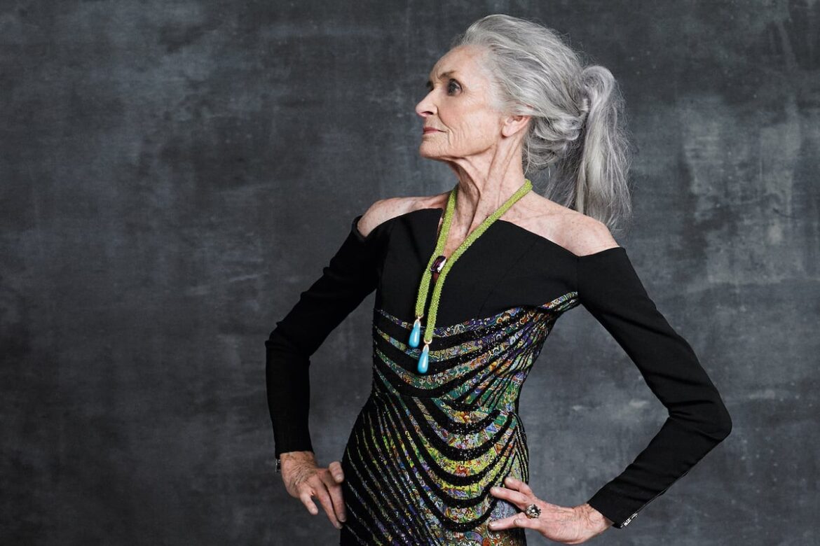 Fallece Daphne Selfe, la modelo profesional más longeva del mundo, a los 97 años