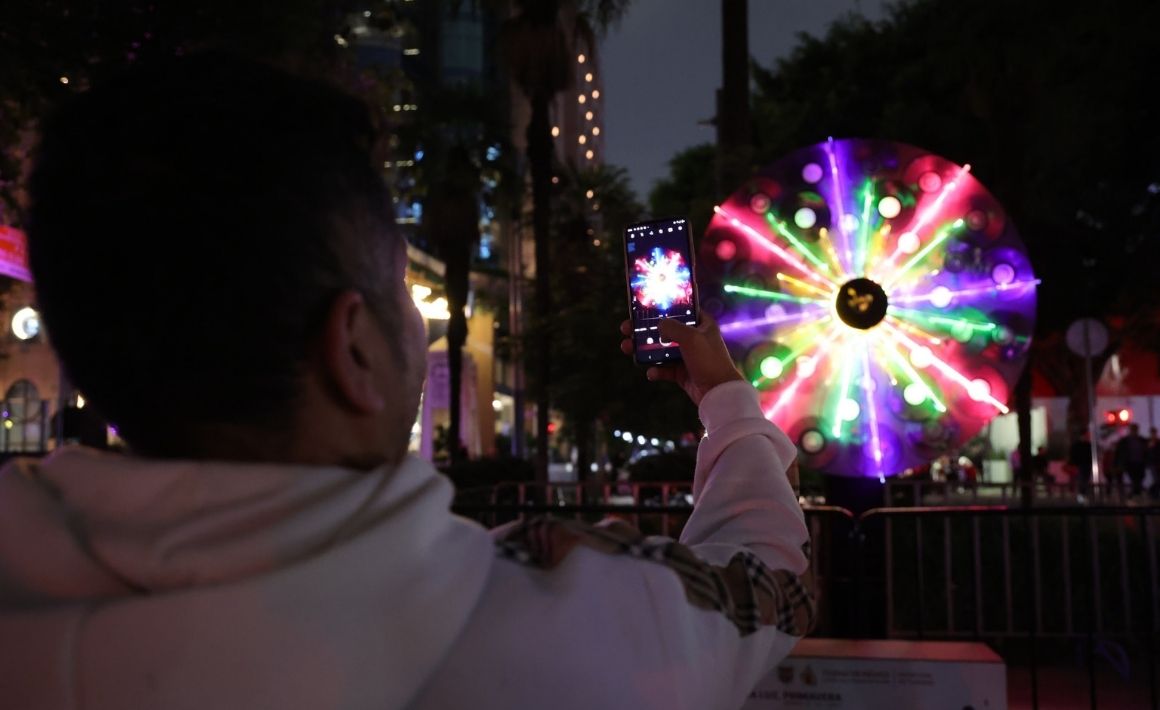Inaugura Clara Brugada festival de luces FILUX ‘Solo la Luz, Primavera’ en Paseo de la Reforma