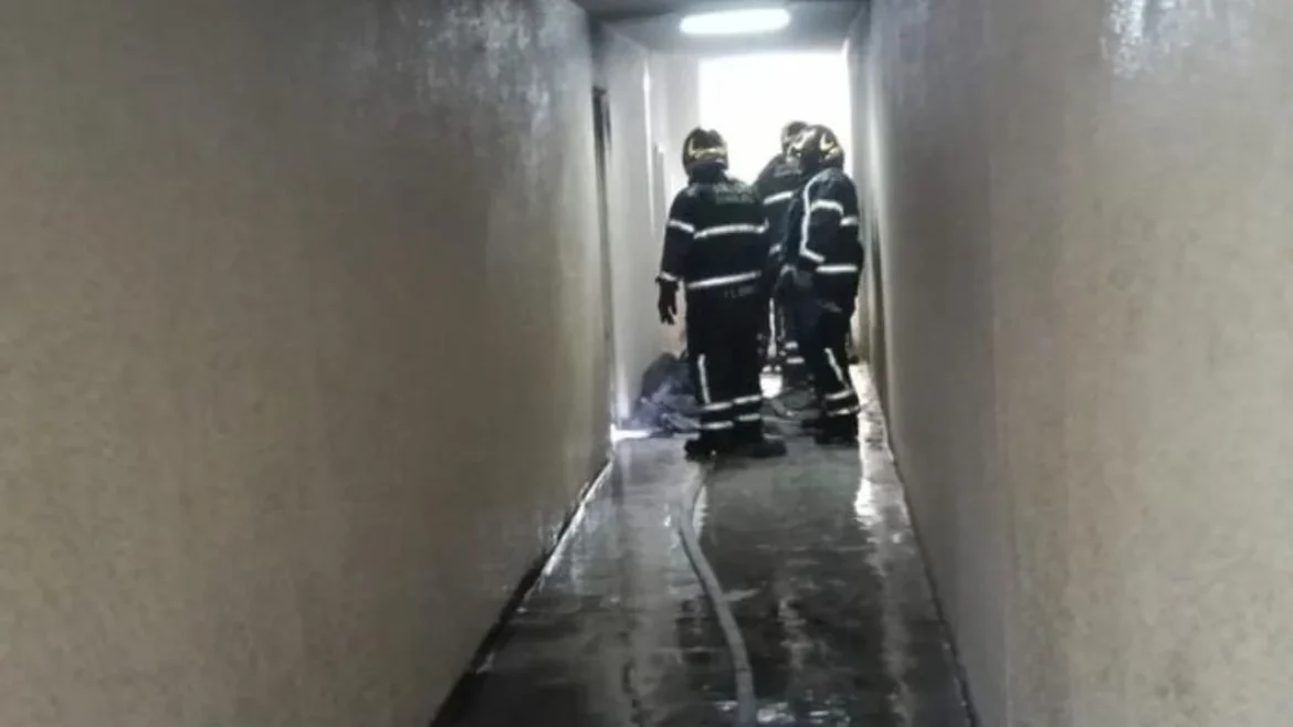 Evacúan a 25 personas tras incendio en edificio de la Roma; rescatan a un perro