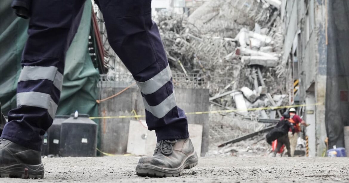Derrumbe en San Antonio Abad deja 3 muertos y desata conflicto de atribuciones