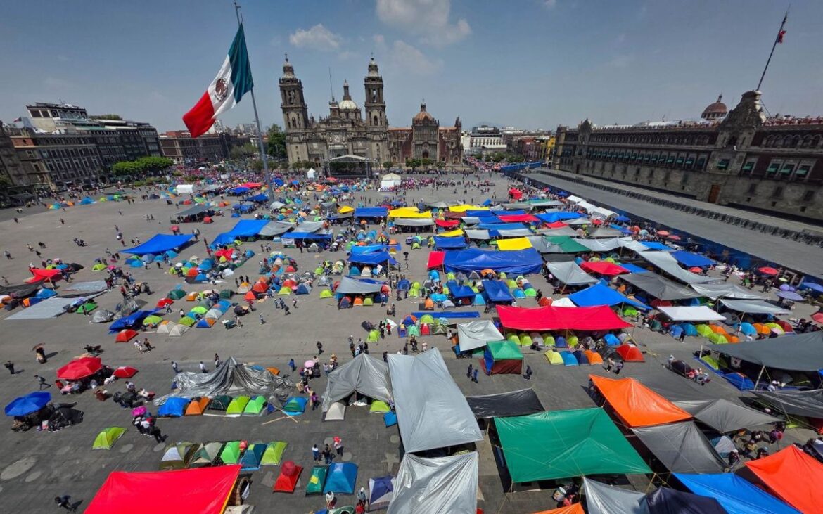 CNTE inicia paro nacional con plantón en Zócalo y bloqueos en frontera