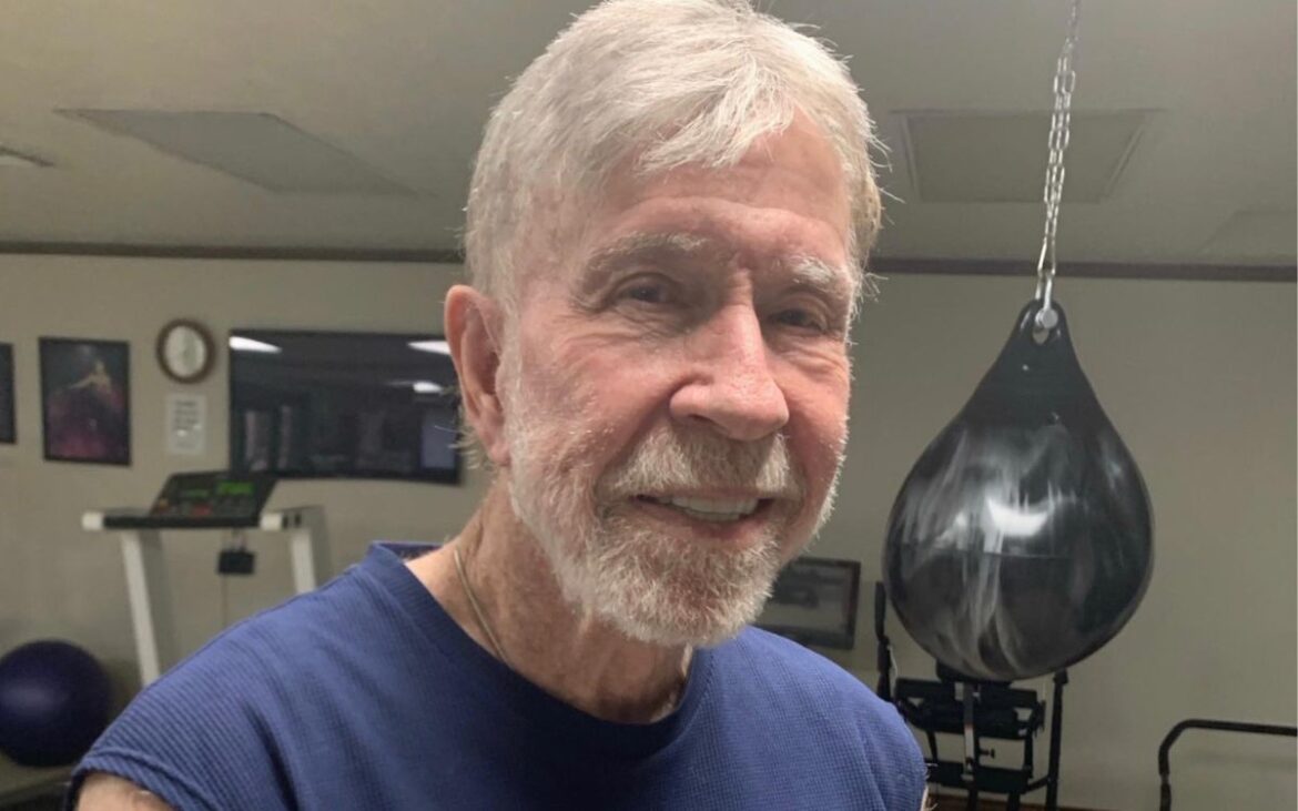 Hospitalizan a Stevie Young de AC/DC en Buenos Aires y a Chuck Norris en Hawái