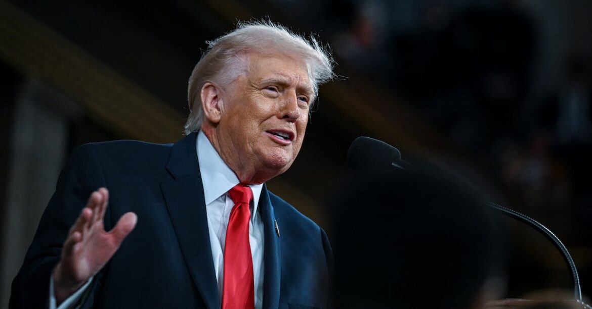 Trump autoriza venta de petróleo iraní y reduce operaciones militares ante crisis energética global