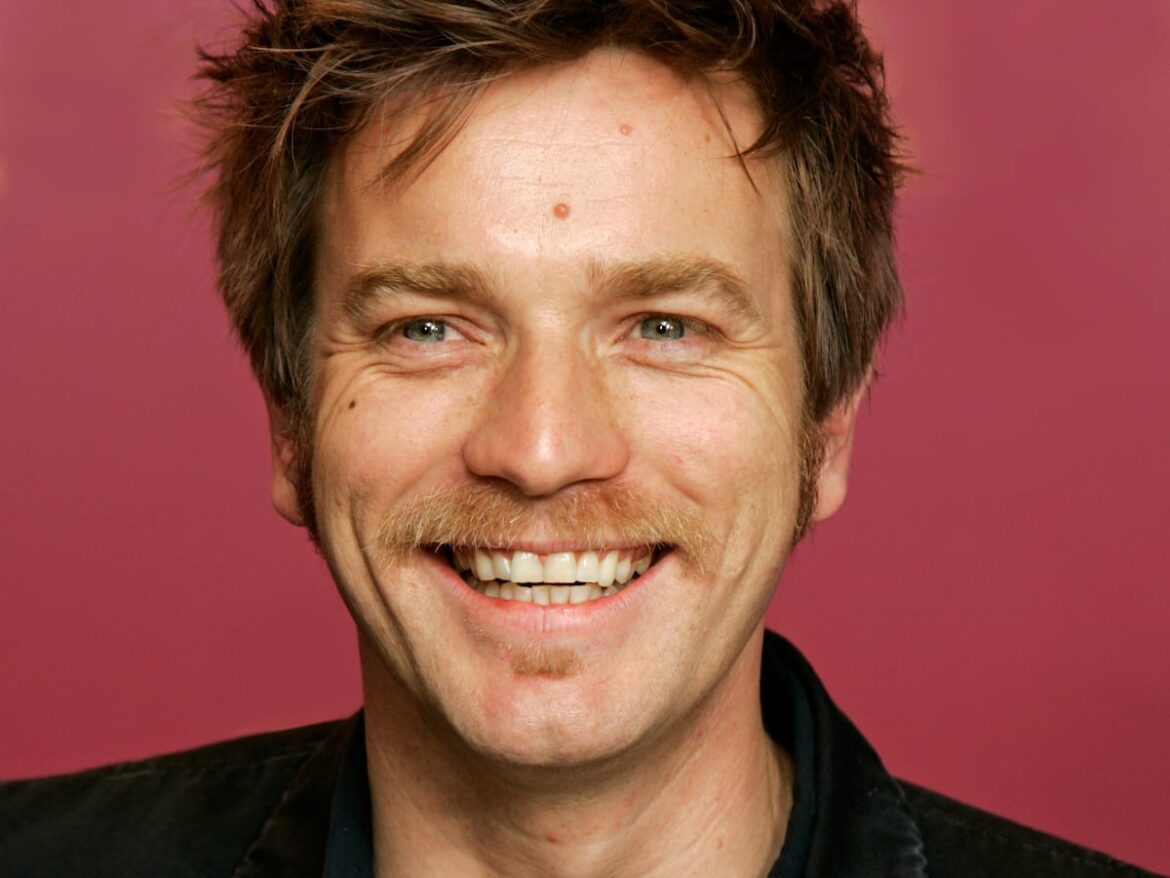 EL PAÍS publica reconocimiento fotográfico de los 55 años de Ewan McGregor