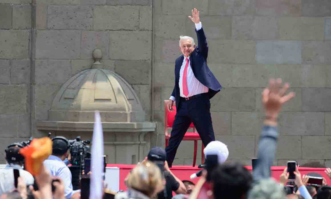 Sheinbaum anuncia envío de ayuda humanitaria a Cuba; Silvio Rodríguez recibe fusil en acto de defensa