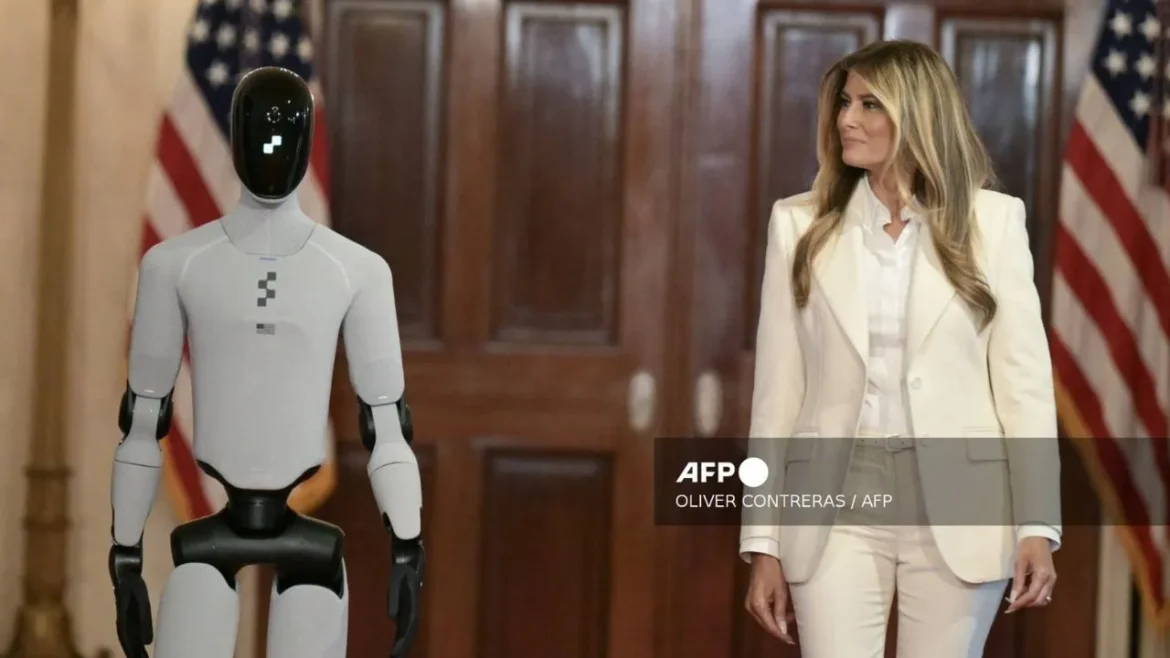 Melania Trump presenta robot humanoide en cumbre educativa en la Casa Blanca