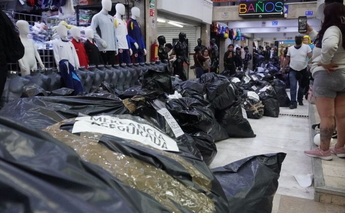 Decomisan 25 toneladas de mercancía ‘pirata’ del Mundial 2026 en Tepito