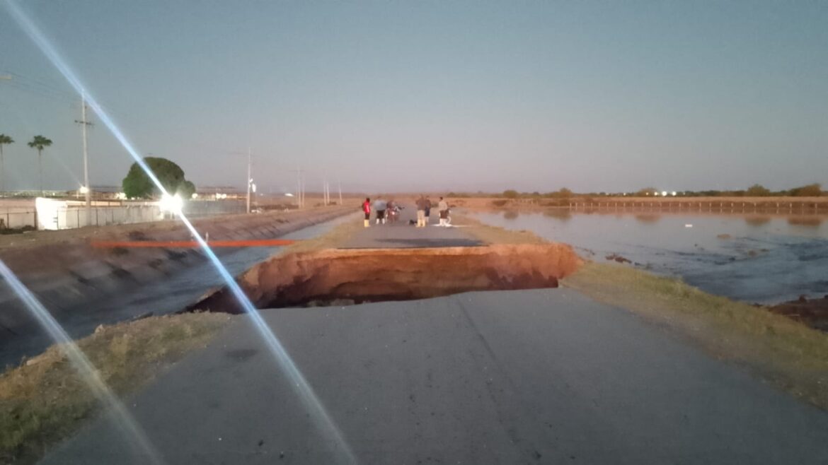 Motociclista fallece tras caer en socavón en carretera de Matamoros, Coahuila