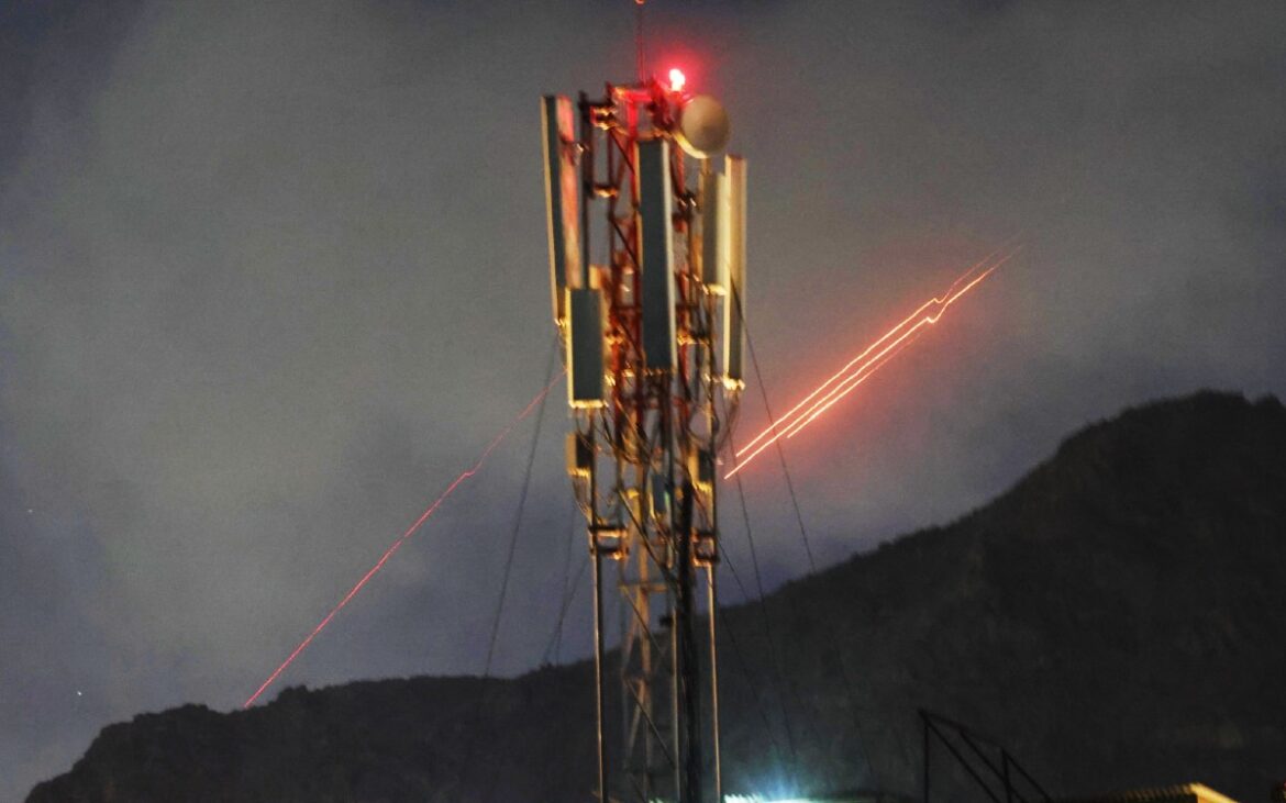 Talibanes acusan a Pakistán de bombardeo mortal a hospital en Kabul