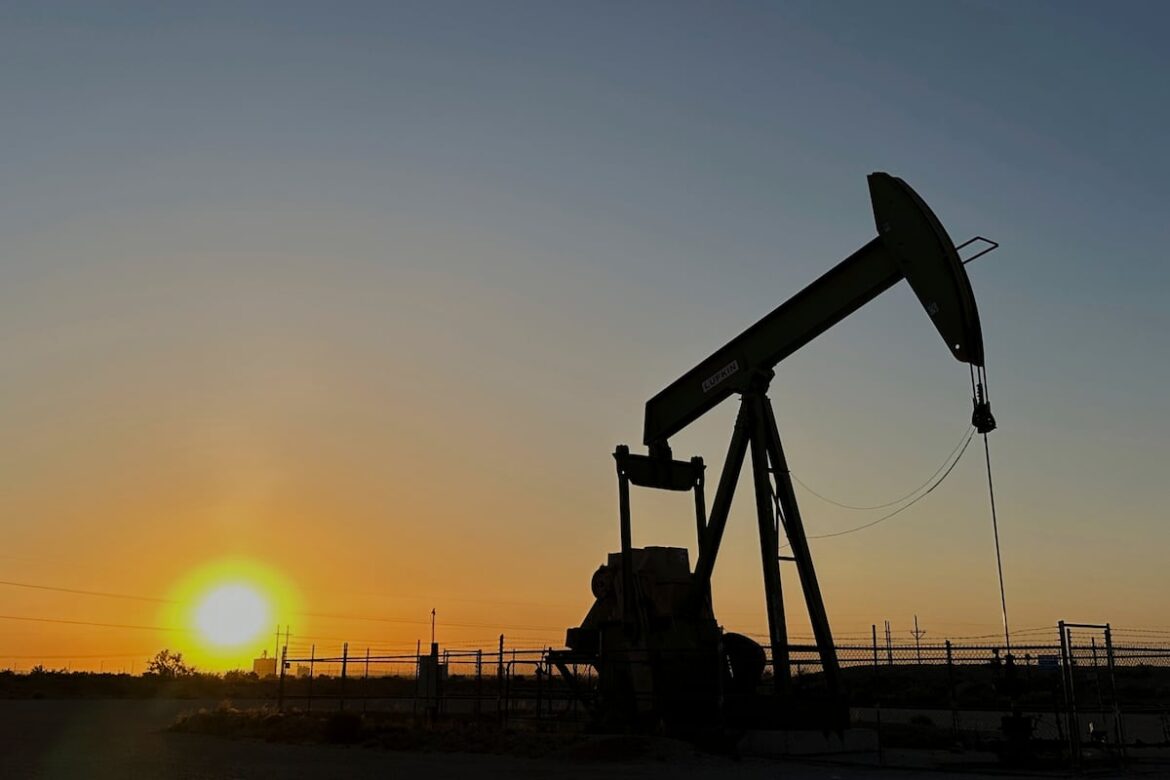 Conflicto en Oriente Próximo dispara precio del petróleo y fuerza liberación de reservas estratégicas