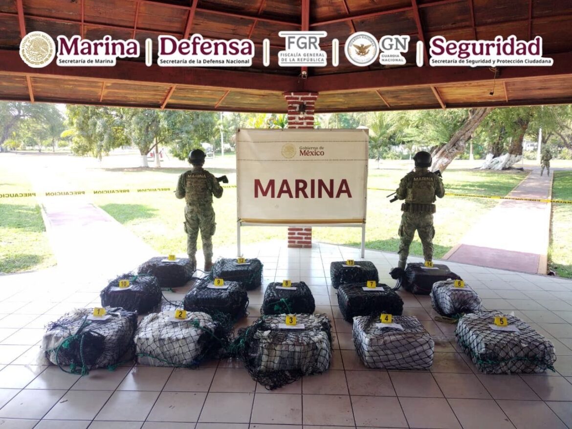 Marina asegura 650 kg de cocaína y detiene a seis personas frente a costas de Michoacán