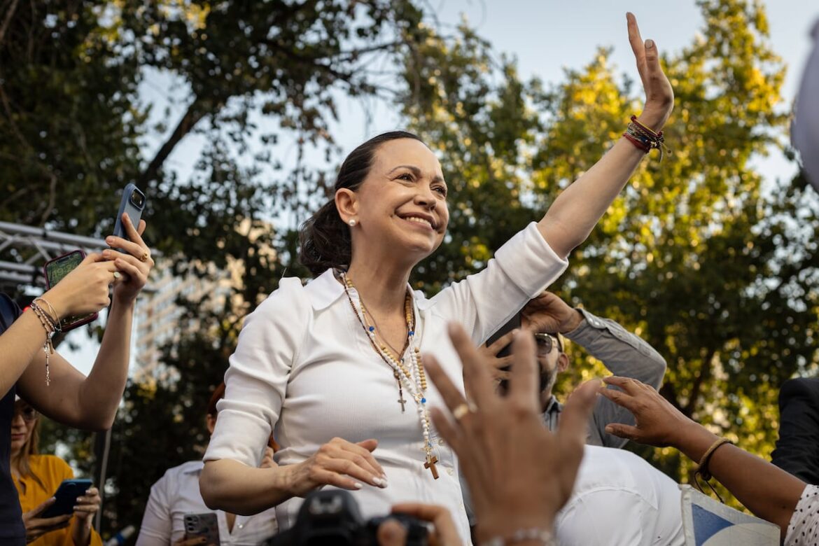 María Corina Machado teje alianzas con la derecha global en toma de posesión de Kast en Chile