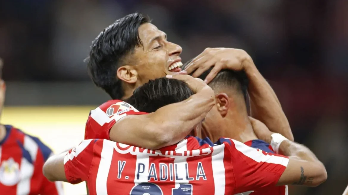 Chivas golea 5-0 a León y es líder de la Liga MX