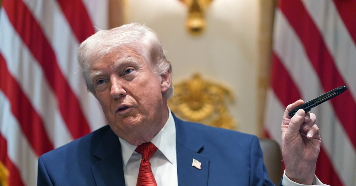 Trump amenaza a Iran con destruir infraestructura civil; Espania cierra espacio aereo