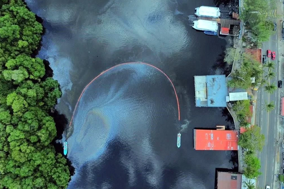 Reportan derrame de hidrocarburos en Río Seco tras incendio en refinería Dos Bocas