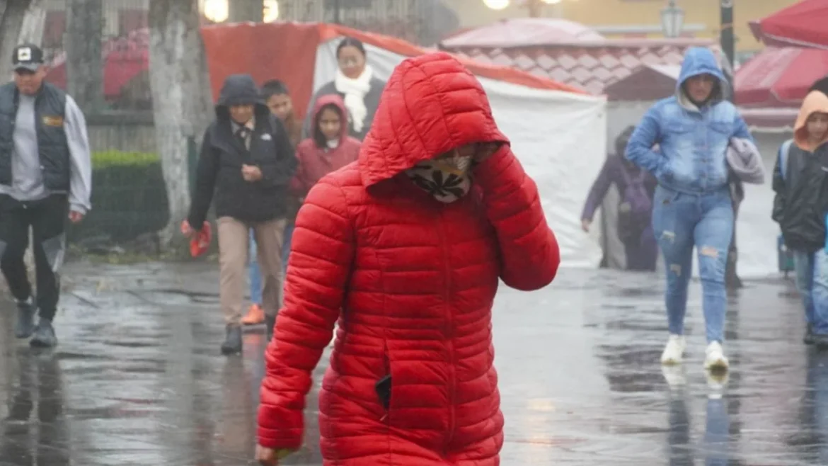 Frente frío 42 provoca lluvias intensas, vientos fuertes y descenso de temperatura en México