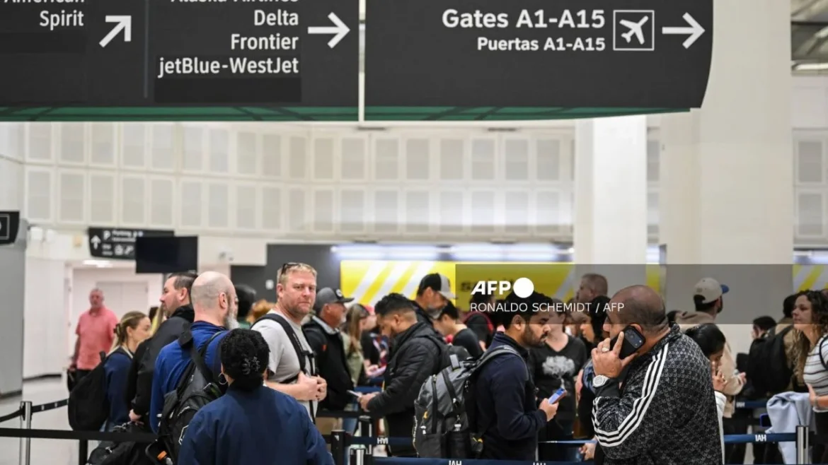 Trump ordena desplegar agentes del ICE en aeropuertos de EE.UU. por crisis en la TSA